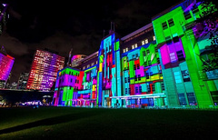 В рамках фестиваля на знаковых достопримечательностях Сиднея, в том числе Оперном театре, в гавани и на городских просторах будут показаны 3D-проекции и размещены более 60 световых инсталляций.