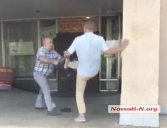 В среду, 28 августа, в Южноукраинске произошла драка между двумя депутатами местного городского совета Виктором Бабичем и Александром Курдасовым.