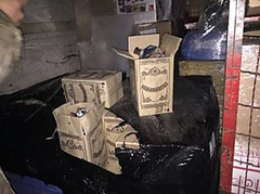 Сотрудники Службы безопасности Украины совместно с полицией блокировали в Днепропетровской области попытку поставки контрафактного алкоголя в район проведения антитеррористической операции.