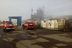 В ночь на воскресенье, 21 октября, в Барвенковском районе Харьковской области загорелись склады с зерном.