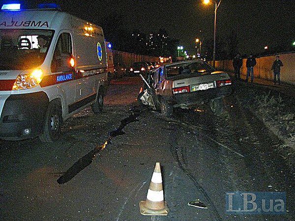 Дорога через лобовое стекло фото