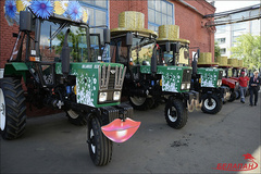 В субботу, 27 мая, в Минске во время празднования дня рождения Минского тракторного завода три трактора исполнили танец маленьких лебедей
