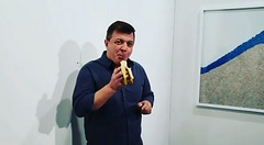 На международной художественной ярмарке Art Basel в Майами (США) за 120 тысяч долларов продали работу итальянского художника Маурицио Каттелана, который приклеил банан к стене серебристым скотчем. Позже американский художник, придя в галерею, съел такую же инсталляцию.
