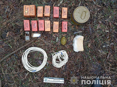 В пятницу, 1 февраля местный житель пгт. Ольшанское Николаевского района в лесополосадке обнаружил пакет со взрывоопасными предметами.