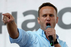27 июля в Москве, перед протестной акцией возле мэрии, российского политика-оппозиционера Алексея Навального арестовали на 30 суток и отправили в спецприемник, однако в тот же день его госпитализировали. Сначала официально сообщали о том, что у политика аллергия, позже назвали другой диагноз  контактный дерматит.