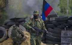 На временно неподконтрольной Украине территории Луганской области местные жители разоружили троих боевиков