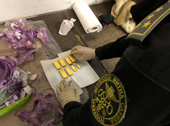 Львовские таможенники нашли восемь золотых слитков весом 1,64 кг при досмотре посылки из Великобритании. Их оценочная стоимость около 1,8 млн грн.