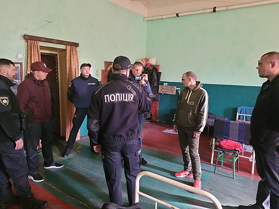 осужденный д продал осужденному часы