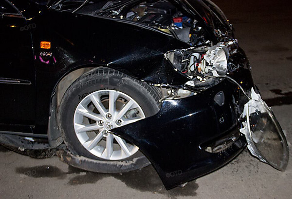 В центре Николаева ВАЗ протаранил Toyota, несколько раз перевернулся и упал на крышу:водителя увезла «скорая» - Copyright https://news.pn