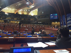 Парламентская ассамблея Совета Европы приняла поправку к резолюции по России, которой наложила на РФ дипломатические санкции, лишив россиян права голоса в ПАСЕ. За принятие документа проголосовало 160 депутатов, против - 42, сообщает из Страсбурга.