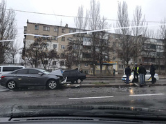 Утром в среду, 27 ноября, в Николаеве на проспекте Корабелов произошло дорожно-транспортное происшествие при участии двух легковых автомобилей и автобуса.