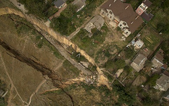 В поселке Фонтанка в Одесской области в результате масштабного оползня в пропасть рухнули электрические столбы и дорога.
