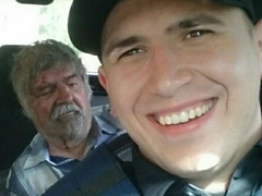 В Краматорске патрульный полицейский Геннадий Шевченко сделал селфи с окровавленным мужчиной в служебной машине.