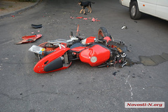 В Николаеве вечером 22 сентября на пересечении улиц Адмирала Макарова и Обсерваторной неустановленный легковой автомобиль сбил мотоциклиста, везшего десятилетнего ребенка.