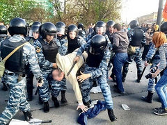 Госдума РФ приняла в первом чтении законопроект, меняющий порядок применения сотрудниками тюрем физической силы и спецсредств, прозванный правозащитниками «законом садистов».