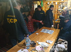 В Волынской области полиция задержала главу сельсовета и посредника на получении взятки.