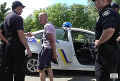В Киеве полицейский патруль задержал неадекватного гражданина, который бросался на проезжающие мимо автомобили в районе станции метро «Лесная».