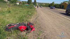 В Николаевской области 1 июня на трассе М-24 «Благовещенское-Николаев» столкнулись автомобиль «ВАЗ-21099» и спортивный мотоцикл «Geon 250».