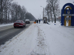 В субботу, 10 февраля, около 830 на дороге Львов - Шегини на выезде из города Городок во Львовской области водитель автомобиля BMW 520 въехал в остановку общественного транспорта, после того, как врезался в электроопору.