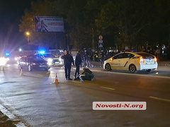 Вечером в воскресенье, 13 октября, в Николаеве на проспекте Богоявленском проспекте автомобиль «Kia Magentis» сбил двоих пешеходов.