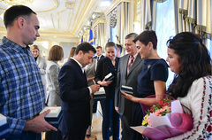 Президент Украины Владимир Зеленский наградил работников сферы образования в честь Дня Учителя.