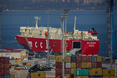 Во вторник, 9 апреля, в Одесский порт зашел автомобилевоз Sea Amazon под флагом Мальты, который доставил из США 175 тонн вооружения, в том числе 35 военных внедорожников HMMWV. Груз предназначается для ВСУ.