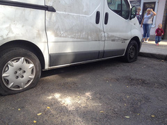 Кандидату в депутаты Одесского городского света от партии «Доверяй делам» Александру Шеремету порезали все четыре колеса на его рабочей машине.