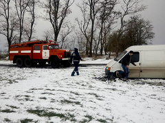 В Березанском районе Николаевщины 23 марта спасатели отбуксировали два автомобиля, попавшие в снежную ловушку.