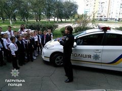 В четырех городах Украины - Киеве, Одессе, Львове и Ивано-Франковске - сегодня стартовала программа «Школа и полиция», в рамках которой в образовательных учреждениях появились школьные офицеры - сотрудники патрульной полиции.