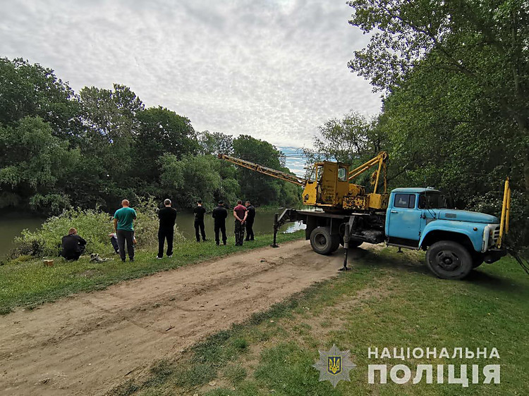 Автомобиль упал в реку