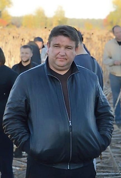 В ночь на 14 апреля в Фастове Киевской области был застрелен 42-летний депутат Фастовского райсовета и директор фермерского хозяйства Олег Коломиец.