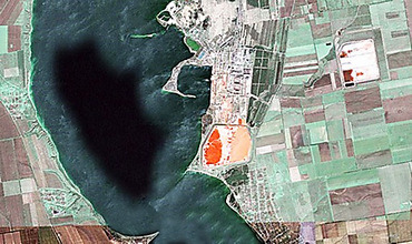 Знімок з космосу. Яскрава червона пляма на зараженій території