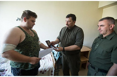 Заместитель главы Администрации Президента Андрей Таранов вручил государственные награды бойцам Национальной гвардии, которые противостояли провокациям возле Верховной Рады 31 августа.