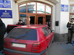 В четверг, 17 марта, в городе Коломыя в Ивано-Франковской области автомобиль въехал в здание мэрии, разрушив двери центрального входа.