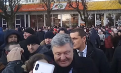 Во время рабочей поездки Президента Украины Петра Порошенко на Волынь между ним и мужчиной, который хотел задать вопрос Главе государства, произошел конфликт