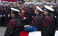 В Париже с государственными почестями похоронили трех полицейских, погибших от рук исламистов, которые устроили стрельбу в редакции газеты Charlie Hebdo.