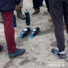В Новомосковске Днепропетровской области в субботу во время встречи с избирателями одного из кандидатов в президенты полиция изъяла у задержанных емкости с жидкостью зеленого цвета.