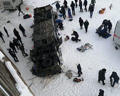 В Забайкальском крае РФ пассажирский автобус упал с моста в реку Куэнга. По предварительным данным, в аварии погибли 10 человек, 7 человек тяжело пострадали.