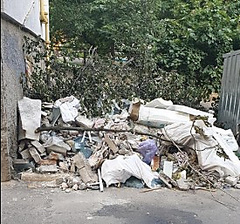 Житель Николаева возмутился тем, что, после установки окон в его доме, рабочие оставили строительный мусор во дворе, не вывезя его на свалку.
