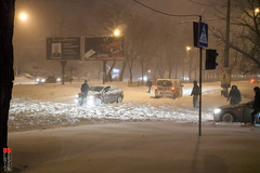 На пересечении улиц 9-ая Слободская и проспект Ленина в Николаеве, который полностью засыпало снегом после аномальной погоды, движение транспорта регулирует обычный гражданин.