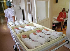 В Николаеве доставят 18-летнюю жительницу Белозерского района Херсонской области, которая родила сразу пятерых детей