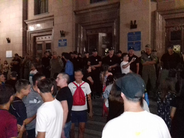 Толпа подростков прорывлась в Николаевский горсовет за рэпером Ярмаком после концерта – нескольких юных фанов задержала полиция - Copyright https://news.pn