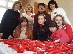 В Снигиревский райгосадминистрации Николаевской области развернули творческую мастерскую по изготовлению символа Дня памяти и примирения - красных маков.