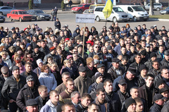 В городе Червоноград на Львовщине местные шахтеры государственного предприятия «Львовуголь» 24 марта возобновили акцию протеста. Они требуют, чтобы им выдали заработную плату, долги по которой остались еще с начала этого года.