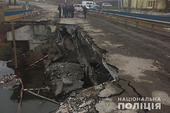 В селе Лысовцы Залещицкого района Тернопольской области обрушилась часть моста, который проходил через реку Серет.