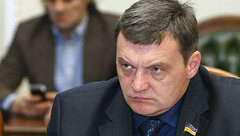 Заместитель министра по временно оккупированным территориям Юрий Грымчак заявил, что жителей ОРДЛО, которые получат паспорт РФ, нужно будет лишать украинского и заграничного паспорта, выданного в Украине.