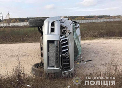 В селе Крячки Васильковского района Киевской области 29 октября 14-летний подросток не справился с управлением родительского внедорожника. Автомобиль перевернулся, парень погиб на месте происшествия.