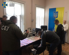 СБУ провела обыски в Управлении Государственной миграционной службы в Черновицкой области. Чиновников подозревают в вымогательстве и завышении тарифа на оформление паспортов.