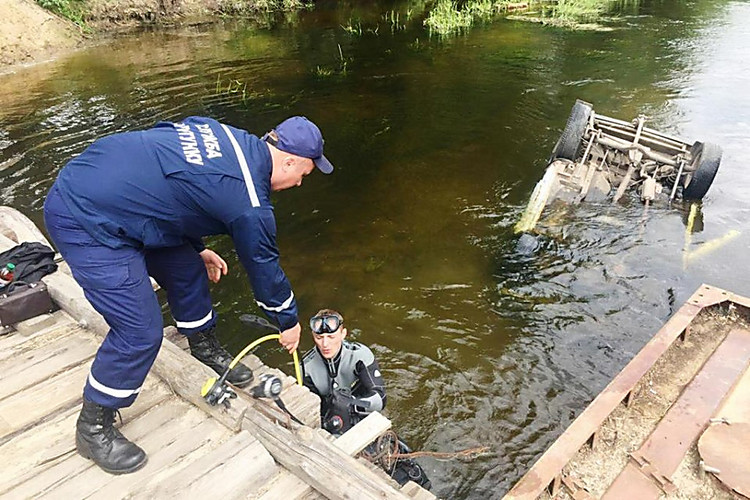 Нива упала в воду