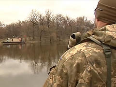 Военнослужащие украинской армии и вооруженные террористы общаются друг с другом через Северский Донец.